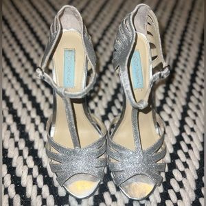 🤍Betsy Johnson | Silver T-strap heels 🤍